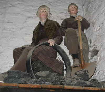 Display at the Yorkshire Mining Museum
showing two female miners sorting coal female miners